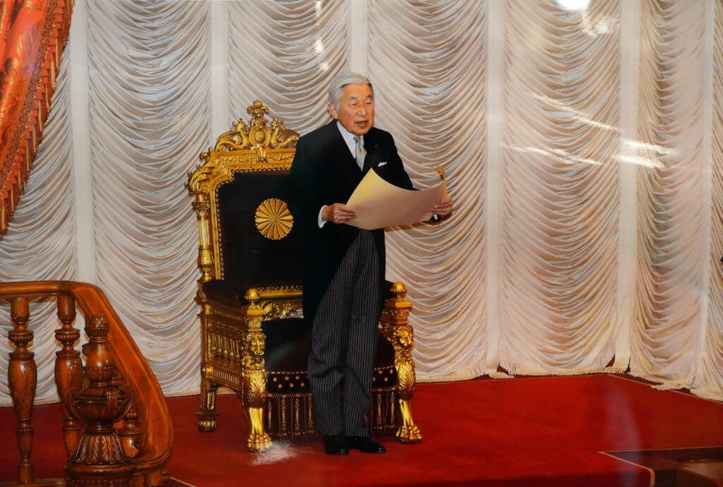 国会で宣言をする天皇陛下　Attila JANDI / Shutterstock.com